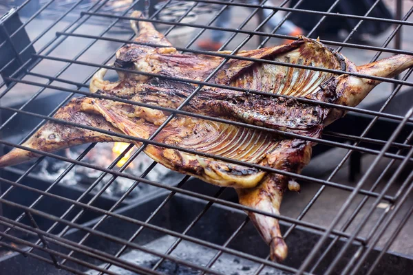 Apetitivo cordero a la parrilla en la saliva. Cerdo asado en barbacoa tradicional. Asado barbacoa se prepara de un cerdo carnero al horno carne de cerdo Street food Carne entera cerdo asado en la parrilla sobre carbón . —  Fotos de Stock