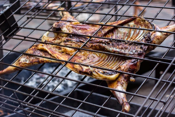 Agneau grillé appétissant sur la broche. Cochon rôti sur barbecue traditionnel. Le barbecue rôti est préparé à partir d'une viande de porc cuite au four au bélier Street food Porc entier rôti sur le gril au charbon de bois . — Photo