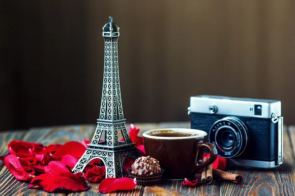 Love Paris Rose vintage camera Eiffel tower coffee cup chocolate red rose petals cinnamon sticks on wooden table St Valentine's Day concept Nostalgic holidays background card with place for your text — Stock Photo, Image