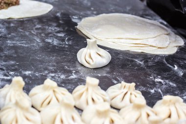 Ulusal Gürcü mutfağı Hıngel metal arka plan Cook çiğ et hamur yemek pişmemiş sokak gıda booth buğulama köfte işlemi Çin özel yemek satan Hıngel mutfak üstten görünüm hazırlar