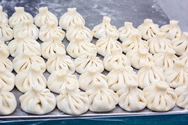 Ulusal Gürcü mutfağı Hıngel metal arka plan Cook çiğ et hamur yemek pişmemiş sokak gıda booth buğulama köfte işlemi Çin özel yemek satan Hıngel mutfak üstten görünüm hazırlar
