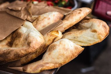 Lavaş, pastane taze pasta pide Pazar buğday ekmeği yakın çekim Kafkas mutfak lavaş pide satan veya Arapça ekmek geleneksel sağlıklı Doğu Gürcü flatbreads çanta ülke Georgia kağıt