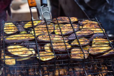 Taze sağlıklı patlıcan veya patlıcan bir barbekü ızgara üzerinde kömür hazırlama. Izgara patlıcan patlıcan dilimleri. Vejetaryen, Akdeniz mutfağı. Lezzetli yemek, sebze Barbekü partisi. 
