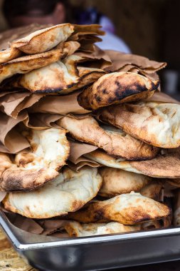 Lavaş, pastane taze pasta pide Pazar buğday ekmeği yakın çekim Kafkas mutfak lavaş pide satan veya Arapça ekmek geleneksel sağlıklı Doğu Gürcü flatbreads çanta ülke Georgia kağıt