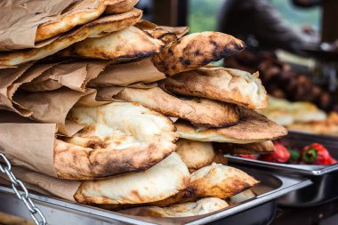 Lavaş, pastane taze pasta pide Pazar buğday ekmeği yakın çekim Kafkas mutfak lavaş pide satan veya Arapça ekmek geleneksel sağlıklı Doğu Gürcü flatbreads çanta ülke Georgia kağıt