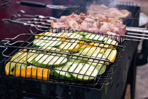 Fresco verde saudável abobrinha amarela courgettes pepino preparando-se em churrasqueira sobre carvão vegetal. Fatias de abobrinha grelhadas. Vegetariano, cozinha mediterrânea. Deliciosa comida, legumes na festa bbq . — Fotografia de Stock