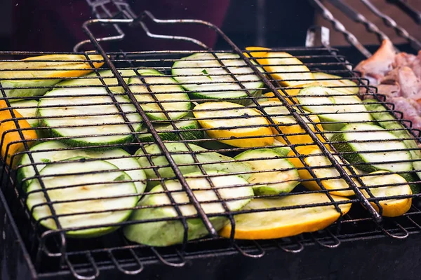 Φρέσκα υγιή πράσινο κίτρινο κολοκύθι αγγούρι κολοκυθάκια προετοιμασία σε μπάρμπεκιου σχάρα στα κάρβουνα. Ψητά κολοκύθια φέτες. Χορτοφαγική, Μεσογειακή κουζίνα. Νόστιμο φαγητό, λαχανικά σε bbq πάρτυ. — Φωτογραφία Αρχείου