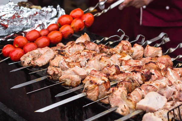 Shashlik marinado preparando-se em uma grelha de churrasco sobre carvão vegetal. Shashlik ou Shish kebab popular na Europa Oriental. Shashlyk (carne espetada) foi originalmente feito de cordeiro. Kebabs de carne assada na churrasqueira. — Fotografia de Stock