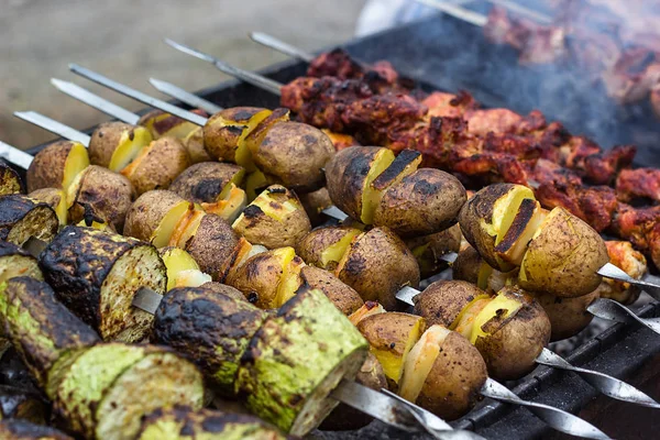 Шашлычные овощи зеленые кабачки курицы огурец перец приготовления барбекю гриль древесный уголь гриль жареные жареные ломтики покрыты красивой корочки средиземноморской кухни вкусная еда барбекю вечеринка — стоковое фото