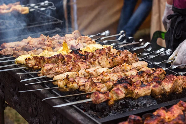 Shashlik marinato che si prepara su un barbecue sopra carbone di legna. Shashlik o Shish kebab popolare in Europa orientale. Shashlyk (carne di spiedo) era originariamente fatto di agnello. Arrosto di manzo Kebab su barbecue Grill. — Foto Stock