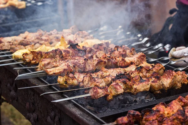 Shashlik marinato che si prepara su un barbecue sopra carbone di legna. Shashlik o Shish kebab popolare in Europa orientale. Shashlyk (carne di spiedo) era originariamente fatto di agnello. Arrosto di manzo Kebab su barbecue Grill. — Foto Stock