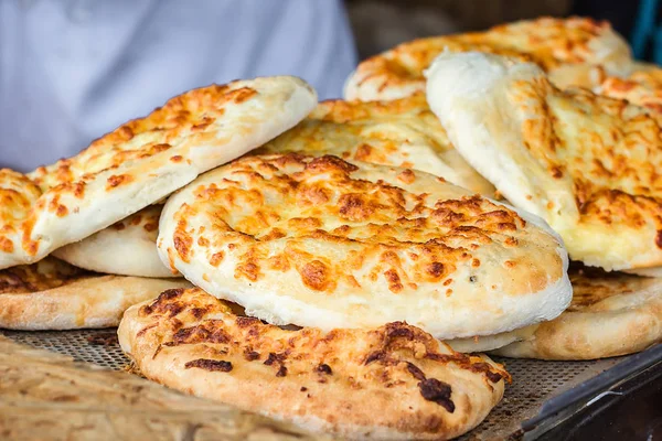 Gürcü geleneksel çanak khachapuri, pasta düz pasta peynir dolu ekmek ızgarada kızartılmış Barbekü. taze sıcak lezzetli sokak gıda içinde belgili tanımlık çarşı. Yemek yemek. Orta Doğu mutfağı hazırlık tabak.