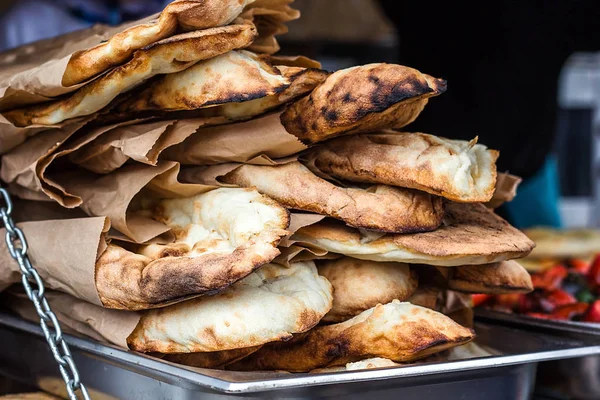 Lavaş, pastane taze pasta pide Pazar buğday ekmeği yakın çekim Kafkas mutfak lavaş pide satan veya Arapça ekmek geleneksel sağlıklı Doğu Gürcü flatbreads çanta ülke Georgia kağıt
