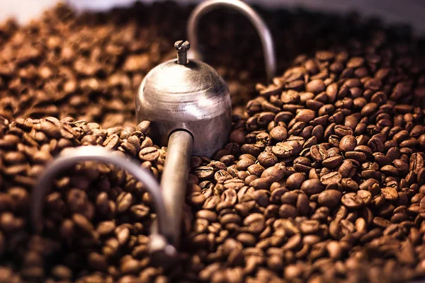 Kavrulmuş kahve closeup karıştırma. Taze kavrulmuş aromatik kahve harika bir kavurma ortaya çıkan sonra toplu. Fasulye kavurma için kullanılan Modern makine. — Stok fotoğraf