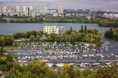 Havadan görünümü Dnieper Nehri demiryolu Köprüsü Yatlar yatak ve Dinyeper sol sahil üzerinde yeni yerleşim bölgesi ile bir gözlem noktasından Kiev şehrinin. Ukrayna'nın başkenti Kiev