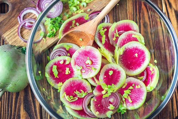Dilimleri pembe taze karpuz turp soğan ve kereviz ev yapımı carpaccio salata ahşap tablo seçici lezzetli breakfast için sağlıklı beslenme diyet kavramı aşk sebze stüdyo fotoğrafçılığı odaklanmak 