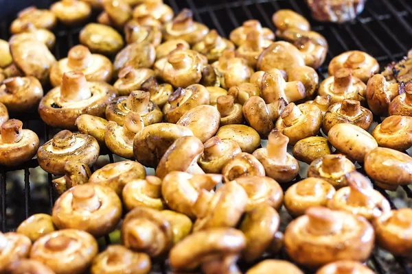 Cogumelos brancos Champignon grelhados em grelha ou vapor de churrasco e pequenas gotas de água. Cozinhar cogumelos na grelha. Cogumelos Portobello marinados e grelhados. Legumes grelhados em uma grelha de perto . — Fotografia de Stock