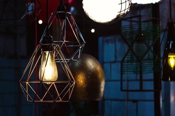 Edison'un ampul ve modern tarzı lamba. Sıcak sesi ampul lamba, tavan lambaları, vintage, retro tarzı. Lambalar kafede. Edison'un ampul iç. 