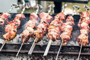 Marine Şaşlık bir barbekü ızgara üzerinde kömür hazırlama. Kavrulmuş yığılmış et şiş kebap popüler Doğu Avrupa. Shashlyk (saptırılmış et) aslında kuzu yaptı. Kızartılmış sığır eti kebaplar Barbekü üzerinde