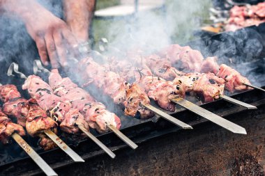 Marine Şaşlık bir barbekü ızgara üzerinde kömür hazırlama. Kavrulmuş yığılmış et şiş kebap popüler Doğu Avrupa. Shashlyk (saptırılmış et) aslında kuzu yaptı. Kızartılmış sığır eti kebaplar Barbekü üzerinde