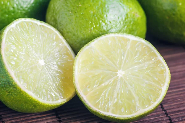 Cítricos Lima Frutas Frescas Mesa Madera Primer Plano Limas Enfócate — Foto de Stock