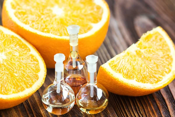 Ätherisches Aromaöl Glasflasche Mit Frischen Saftigen Reifen Orangefarbenen Früchten Auf — Stockfoto