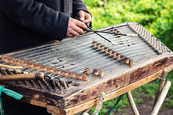 Cimbalom çok özel dize ahşap müzik aleti. Bir sokak müzisyen bir cimbalom oynuyor. Cimbalom, tambal, santur çalar el ile dövülmüş çekiç. Ukrayna Ulusal aleti halk müziği