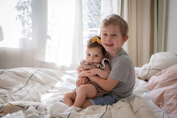 Μικρό κοριτσάκι που κάθεται μαζί με τον μικρό της αδερφό — Φωτογραφία Αρχείου
