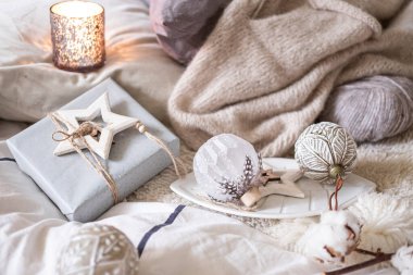 Kırsal sunucuda ışıkları olan tahta yıldızlı ve toplu yeni yıl süslemeleri