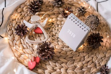 Yeni Yıl 2020 Takvimi köy sunucusunda koni ve oyuncaklarla ışıklandırılmış