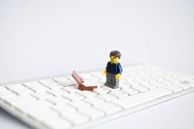- Rusya. Moskova. 31.08.19: Lego adam oyuncağı elinde bavul ve diyagramlarla klavyenin üzerinde duruyor. İş konsepti. Finans kavramı.