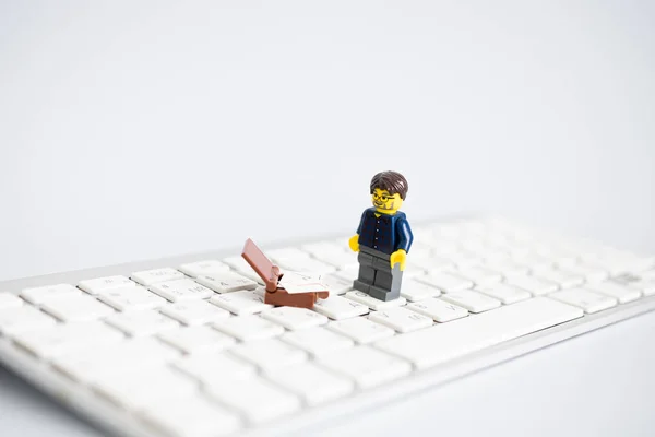 - Rusya. Moskova. 31.08.19: Lego adam oyuncağı elinde bavul ve diyagramlarla klavyenin üzerinde duruyor. İş konsepti. Finans kavramı.