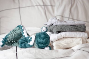 Bebek Giyim bebek bezi ile bir emzik ve bir oyuncak ayı ile yığılmış