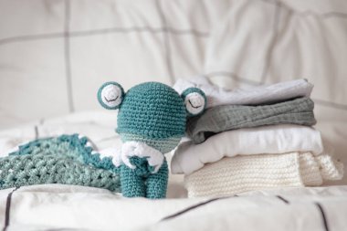 Bebek Giyim bebek bezi ile bir emzik ve bir oyuncak ayı ile yığılmış