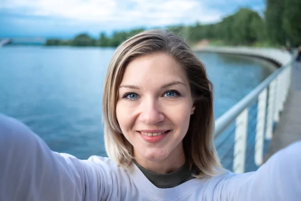 Suda selfie çeken genç bir kadın.