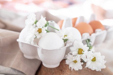 Tek renkli paskalya yumurtaları, yüzleri üstte. Paskalya tatili konsepti. Kırsal Paskalya Tasarımı