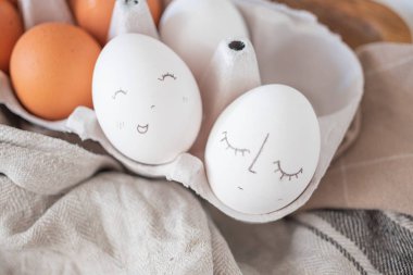 Tek renkli paskalya yumurtaları, yüzleri üstte. Paskalya tatili konsepti. Kırsal Paskalya Tasarımı