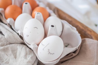 Tek renkli paskalya yumurtaları, yüzleri üstte. Paskalya tatili konsepti. Kırsal Paskalya Tasarımı