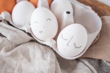 Tek renkli paskalya yumurtaları, yüzleri üstte. Paskalya tatili konsepti. Kırsal Paskalya Tasarımı