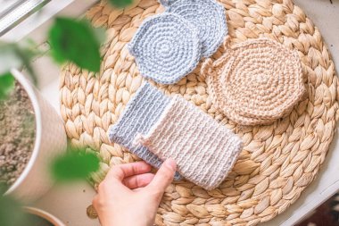 Sıfır atık konsepti, mutfak yemekleri için doğal jüt süngeri, yeniden kullanılabilir ekolojik ürün. Plastik kirliliği yok de.