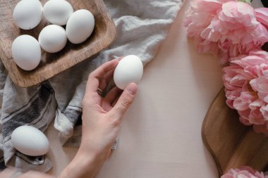 Paskalya yumurtalarına geometrik monokrom desenleri çizen eller. Paskalya tatili konsepti