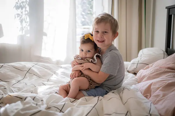 Μικρό κοριτσάκι που κάθεται μαζί με τον μικρό της αδερφό — Φωτογραφία Αρχείου