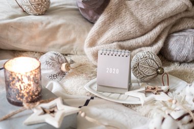 Yeni Yıl 2020 Takvimi. Kırsal sunucuda ışıkları olan tahta yıldız oyuncakları ve topları olan takvim.