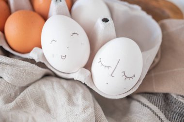 Tek renkli paskalya yumurtaları, yüzleri üstte. Paskalya tatili konsepti. Kırsal Paskalya Tasarımı