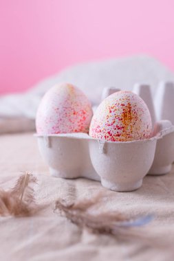 İki paskalya yumurtası suluboya akvaryumla süslenmiş, sade pembe arka planda minimalizm tarzı. Fotokopi alanı olan Paskalya tatili dekorasyonları