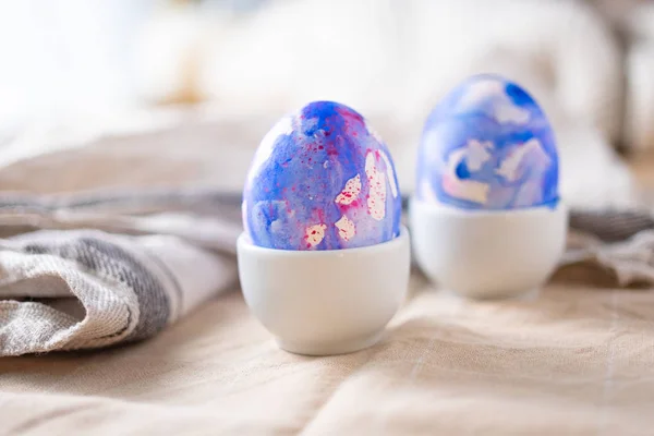 Deux oeufs de Pâques décorés avec aquarelle aquarelle couleur bleu classique, style minimalisme sur fond rose. Décorations de Pâques avec espace de copie — Photo