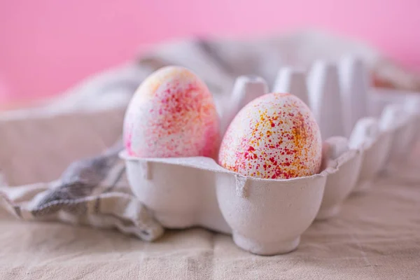 Deux œufs de Pâques décorés avec aquarelle aquarelle éclaboussure, style minimalisme sur fond rose uni. Décorations de Pâques avec espace de copie — Photo