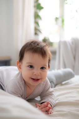 Cinsiyet ayrımı yapmadan gülümseyen şirin bebek portresi.