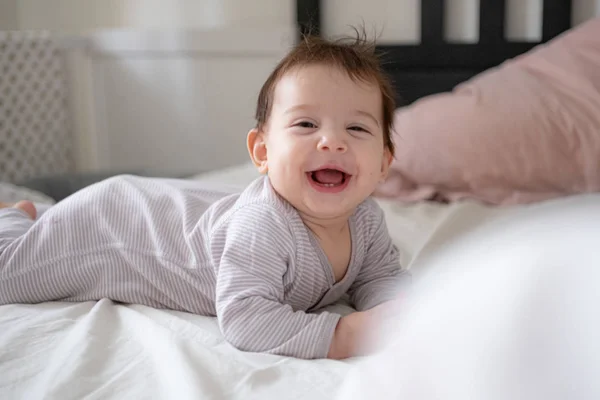 Klein schattig baby portret in geslacht neutrale kleding glimlachen — Stockfoto