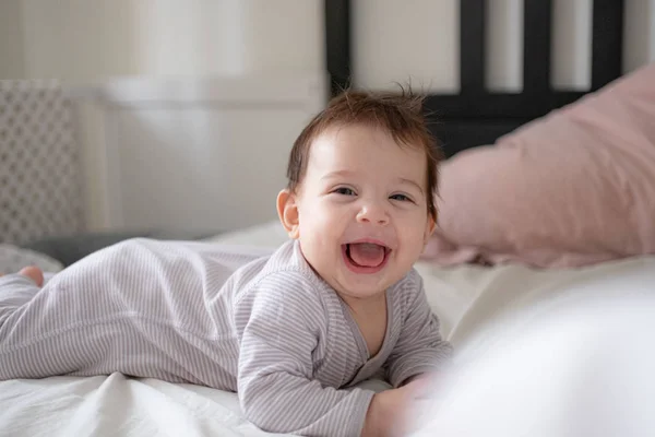 Cinsiyet ayrımı yapmadan gülümseyen şirin bebek portresi. — Stok fotoğraf